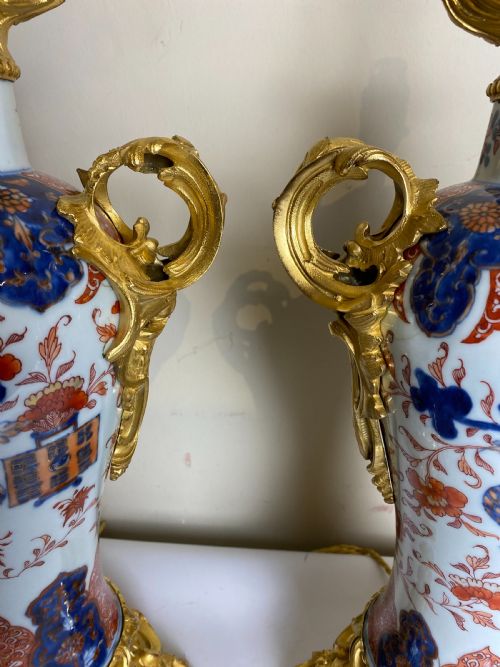 PAIR OF PORCELAIN ORMOLU MOUNTED JAPANESE IMARI VASE TABLE LAMPS FRENCH C 1880 - ADDITIONAL PHOTO 4