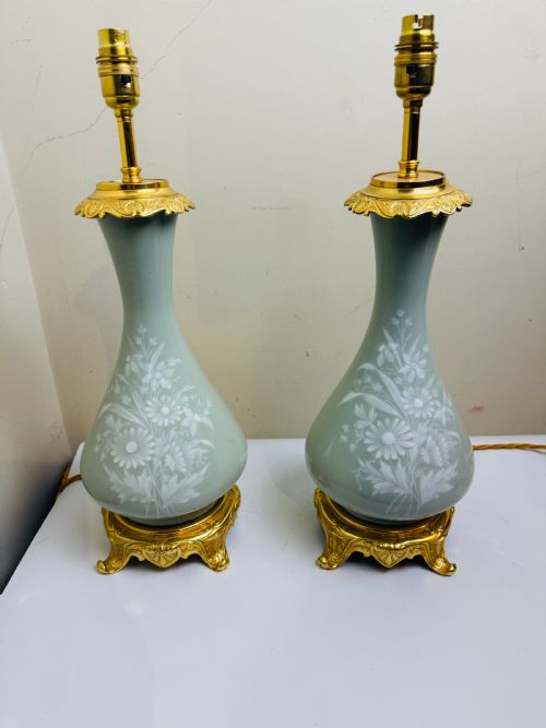 PAIR OF PTESURPTE PORCELAIN LAMPS WITH GILT BRONZE MOUNTS LATE 19TH CENT FRENCH - ADDITIONAL PHOTO 1