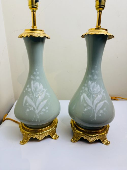 PAIR OF PTESURPTE PORCELAIN LAMPS WITH GILT BRONZE MOUNTS LATE 19TH CENT FRENCH - ADDITIONAL PHOTO 3