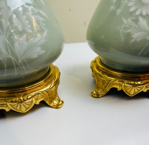 PAIR OF PTESURPTE PORCELAIN LAMPS WITH GILT BRONZE MOUNTS LATE 19TH CENT FRENCH - ADDITIONAL PHOTO 4