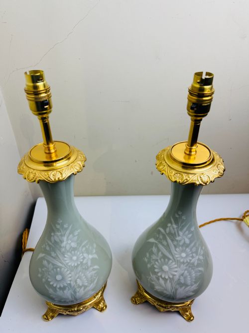 PAIR OF PTESURPTE PORCELAIN LAMPS WITH GILT BRONZE MOUNTS LATE 19TH CENT FRENCH - ADDITIONAL PHOTO 5