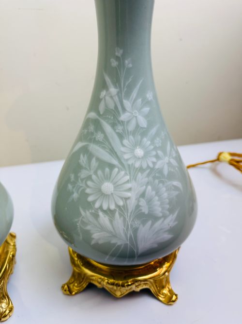 PAIR OF PTESURPTE PORCELAIN LAMPS WITH GILT BRONZE MOUNTS LATE 19TH CENT FRENCH - ADDITIONAL PHOTO 6