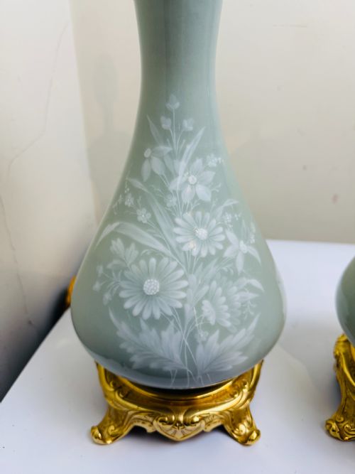 PAIR OF PTESURPTE PORCELAIN LAMPS WITH GILT BRONZE MOUNTS LATE 19TH CENT FRENCH - ADDITIONAL PHOTO 7