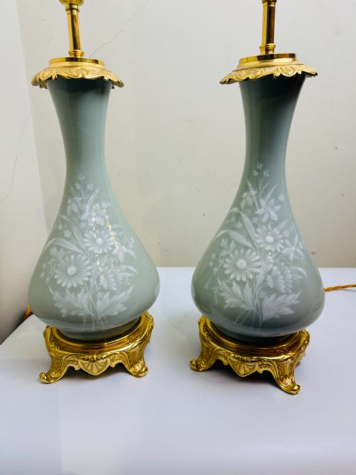 PAIR OF PTESURPTE PORCELAIN LAMPS WITH GILT BRONZE MOUNTS LATE 19TH CENT FRENCH - ADDITIONAL PHOTO 8