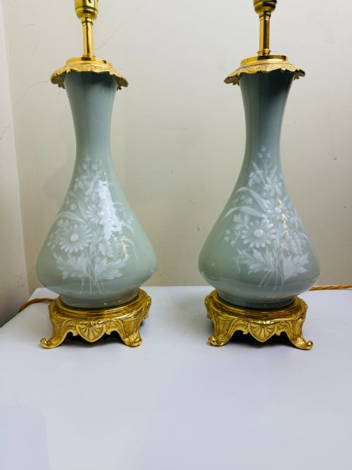 PAIR OF PTESURPTE PORCELAIN LAMPS WITH GILT BRONZE MOUNTS LATE 19TH CENT FRENCH - ADDITIONAL PHOTO 9