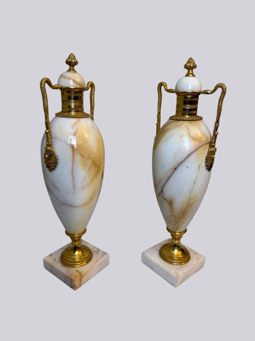 19TH CENTURY PAIR OF WHITE ONYX AND GILT BRONZE URNS - ADDITIONAL PHOTO 3