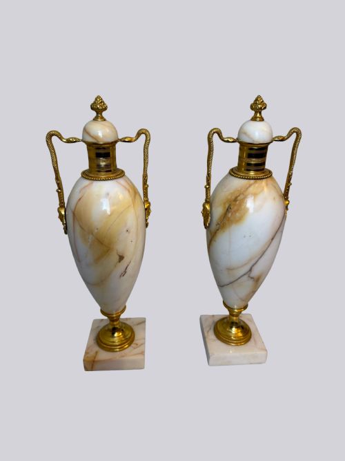 19TH CENTURY PAIR OF WHITE ONYX AND GILT BRONZE URNS - ADDITIONAL PHOTO 8