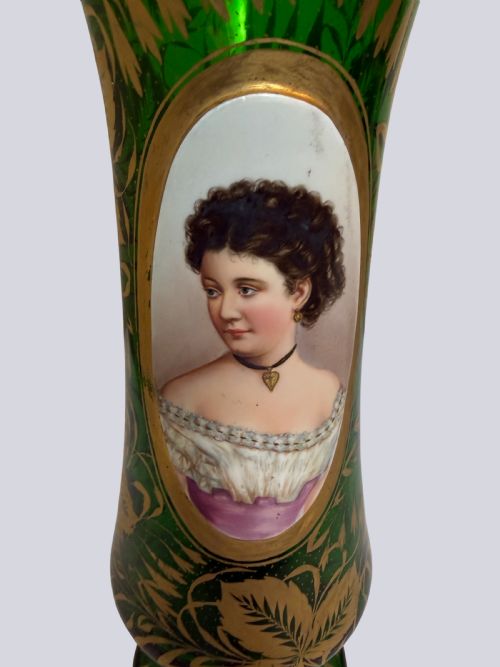 19TH CENTURY GREEN BOHEMIAN GLASS TRIO WITH OVERLAID PORTRAITS - ADDITIONAL PHOTO 6