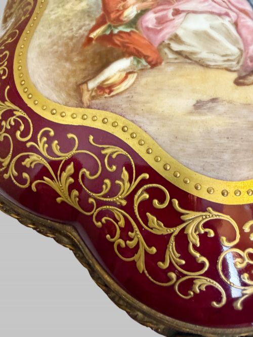 ANTIQUE HAND PAINTED SHAPED RED PORCELAIN BOX WITH BRONZE GILT TRIM - ADDITIONAL PHOTO 4