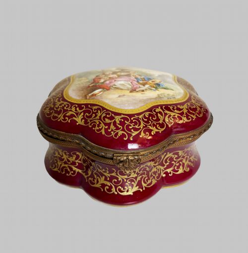 ANTIQUE HAND PAINTED SHAPED RED PORCELAIN BOX WITH BRONZE GILT TRIM - ADDITIONAL PHOTO 9
