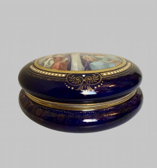 ANTIQUE FRENCH HAND PAINTED BLUE PORCELAIN ROUND BOX WITH GILT DETAILING - ADDITIONAL PHOTO 3