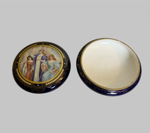 ANTIQUE FRENCH HAND PAINTED BLUE PORCELAIN ROUND BOX WITH GILT DETAILING - ADDITIONAL PHOTO 4