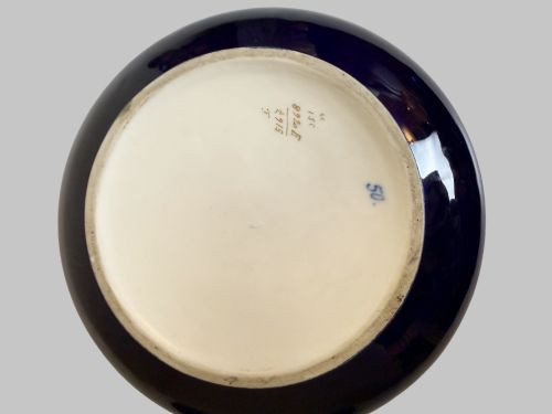 ANTIQUE FRENCH HAND PAINTED BLUE PORCELAIN ROUND BOX WITH GILT DETAILING - ADDITIONAL PHOTO 5