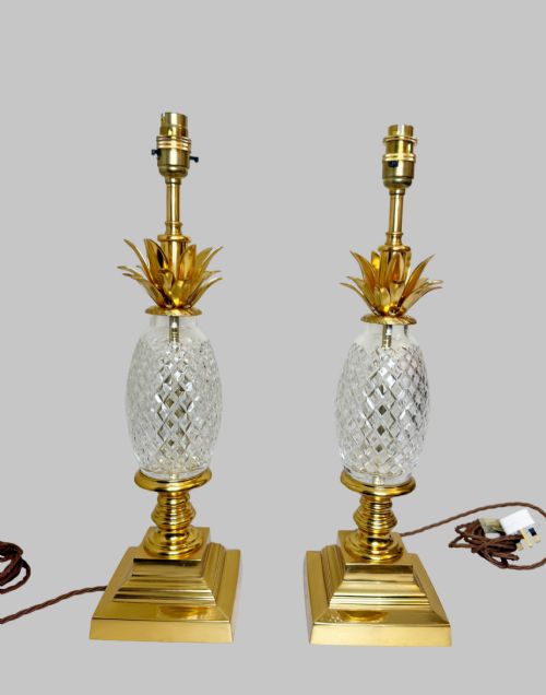 ANTIQUE PAIR OF CRYSTAL AND GILT BRONZE LAMPS WITH A PINEAPPLE MOTIF - ADDITIONAL PHOTO 1