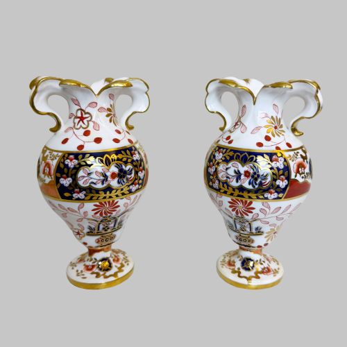 PAIR OF 19TH CENTURY SPODE IMARI PORCELAIN TWIN HANDLED VASES - ADDITIONAL PHOTO 1