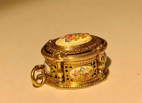 A GOLD AND ENAMEL VINAIGRETTE BOX PENDANT CHARM - ADDITIONAL PHOTO 1