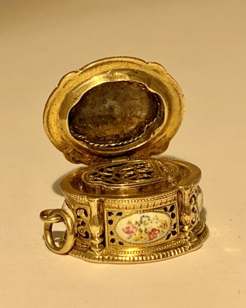 A GOLD AND ENAMEL VINAIGRETTE BOX PENDANT CHARM - ADDITIONAL PHOTO 4