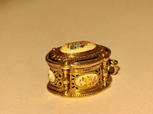 A GOLD AND ENAMEL VINAIGRETTE BOX PENDANT CHARM - ADDITIONAL PHOTO 5