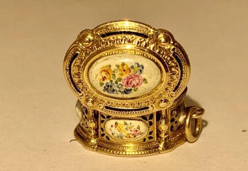 A GOLD AND ENAMEL VINAIGRETTE BOX PENDANT CHARM - ADDITIONAL PHOTO 6