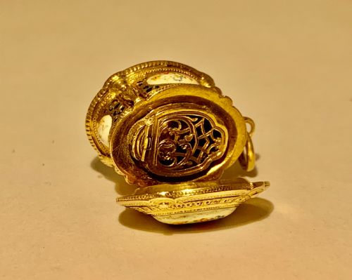 A GOLD AND ENAMEL VINAIGRETTE BOX PENDANT CHARM - ADDITIONAL PHOTO 7