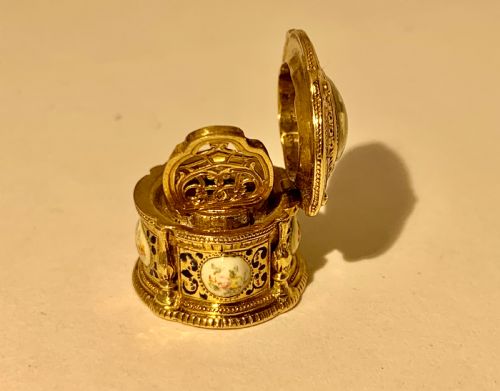 A GOLD AND ENAMEL VINAIGRETTE BOX PENDANT CHARM - ADDITIONAL PHOTO 8