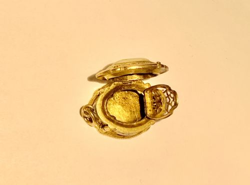 A GOLD AND ENAMEL VINAIGRETTE BOX PENDANT CHARM - ADDITIONAL PHOTO 9