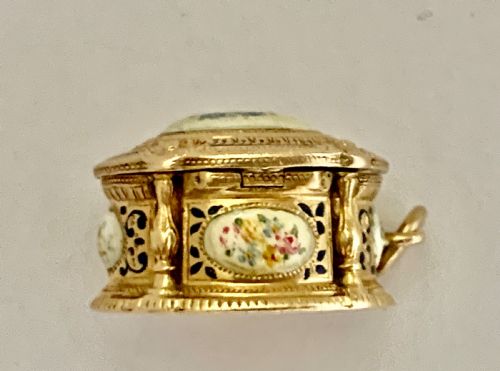 A GOLD AND ENAMEL VINAIGRETTE BOX PENDANT CHARM - ADDITIONAL PHOTO 10