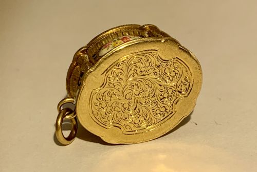 A GOLD AND ENAMEL VINAIGRETTE BOX PENDANT CHARM - ADDITIONAL PHOTO 11