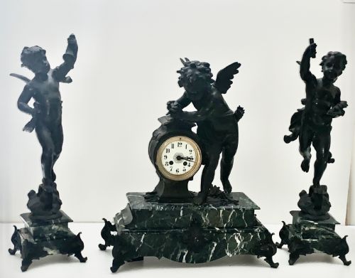 A MONUMENTAL CHERUB CLOCK SET IN BRONZED METAL CIRCA 19TH CENTURY - ADDITIONAL PHOTO 2