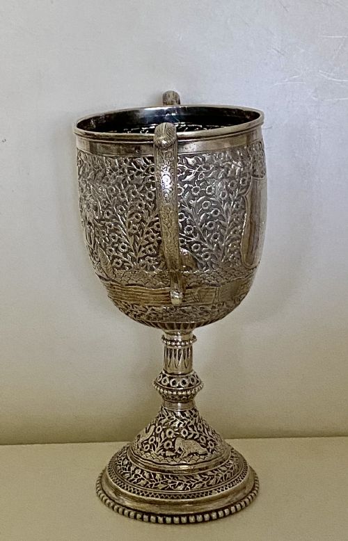 A LARGE ANTIQUE 19TH CENTURY INDIAN KUTCH TROPHY CUP - ADDITIONAL PHOTO 3