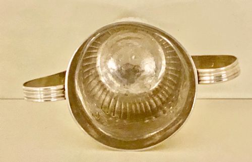 GEORGE III ANTIQUE STERLING SILVER 2 HANDLED PORRINGER CIRCA 1778 - ADDITIONAL PHOTO 4