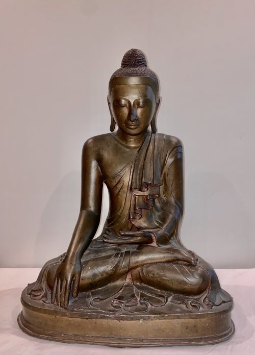 A LARGE ANTIQUE BRONZE MANDALAY BURMESE SEATED BUDDHA CIRCA19TH CENTURY - ADDITIONAL PHOTO 1