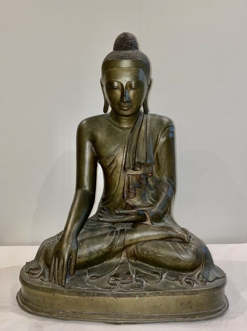 A LARGE ANTIQUE BRONZE MANDALAY BURMESE SEATED BUDDHA CIRCA19TH CENTURY - ADDITIONAL PHOTO 2