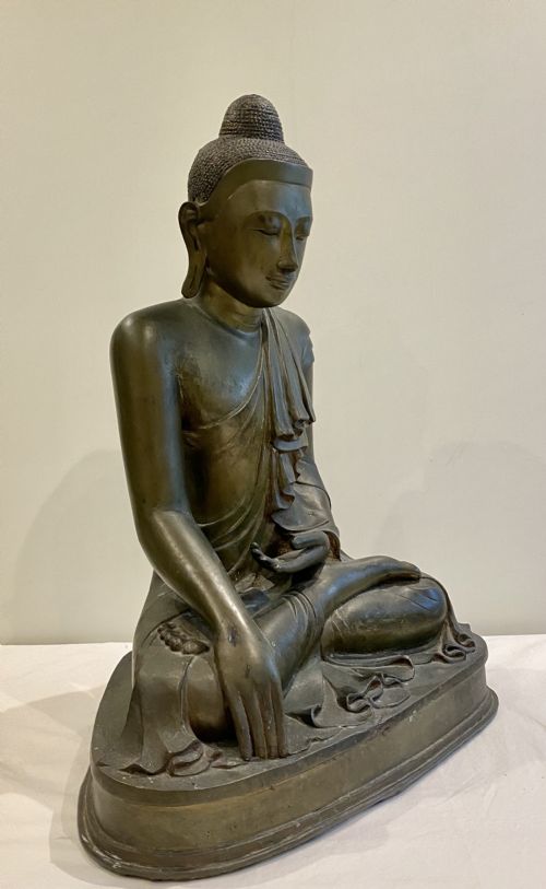 A LARGE ANTIQUE BRONZE MANDALAY BURMESE SEATED BUDDHA CIRCA19TH CENTURY - ADDITIONAL PHOTO 3