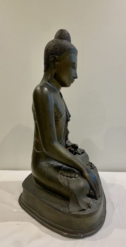 A LARGE ANTIQUE BRONZE MANDALAY BURMESE SEATED BUDDHA CIRCA19TH CENTURY - ADDITIONAL PHOTO 4
