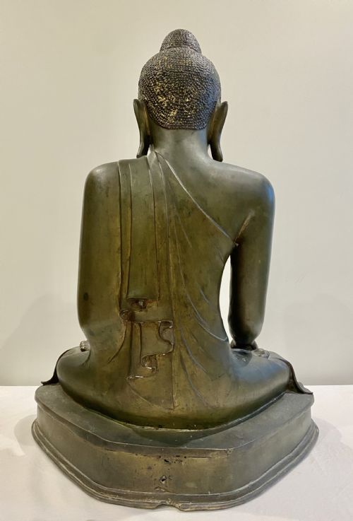 A LARGE ANTIQUE BRONZE MANDALAY BURMESE SEATED BUDDHA CIRCA19TH CENTURY - ADDITIONAL PHOTO 5