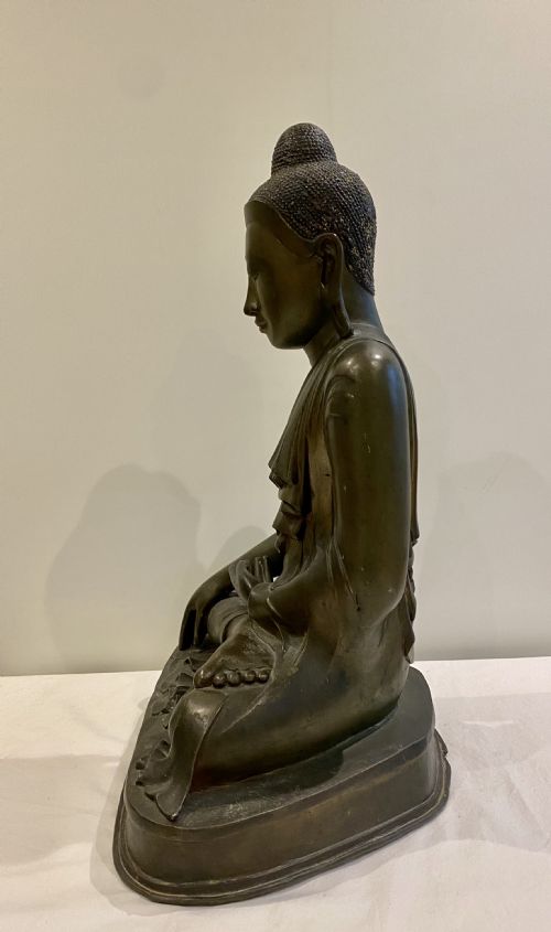 A LARGE ANTIQUE BRONZE MANDALAY BURMESE SEATED BUDDHA CIRCA19TH CENTURY - ADDITIONAL PHOTO 6