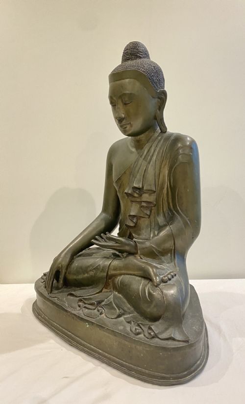 A LARGE ANTIQUE BRONZE MANDALAY BURMESE SEATED BUDDHA CIRCA19TH CENTURY - ADDITIONAL PHOTO 7