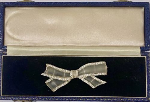 A LARGE IMPRESSIVE ROCK CRYSTAL 18K GOLD 3 CARAT DIAMOND BOW BROOCH CIRCA 1920 - ADDITIONAL PHOTO 5