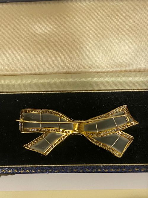 A LARGE IMPRESSIVE ROCK CRYSTAL 18K GOLD 3 CARAT DIAMOND BOW BROOCH CIRCA 1920 - ADDITIONAL PHOTO 6