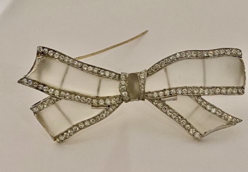 A LARGE IMPRESSIVE ROCK CRYSTAL 18K GOLD 3 CARAT DIAMOND BOW BROOCH CIRCA 1920 - ADDITIONAL PHOTO 7