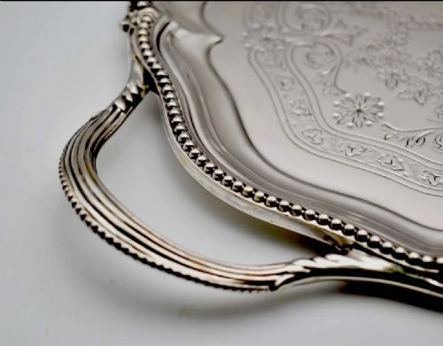 A LARGE SCALLOPED OVAL SOLID SILVER ENGRAVED SERVING TRAY WALKER HALL SHEFFIELD 1907 - ADDITIONAL PHOTO 4