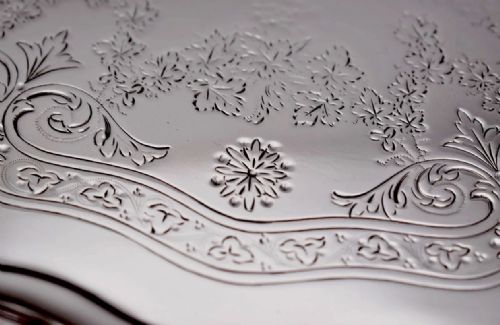 A LARGE SCALLOPED OVAL SOLID SILVER ENGRAVED SERVING TRAY WALKER HALL SHEFFIELD 1907 - ADDITIONAL PHOTO 5