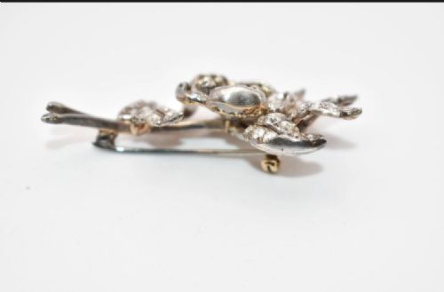 A STYLISH ANTIQUE DIAMOND SPRAY BROOCH SILVER ON GOLD 350CT OLD CUT DIAMONDS CIRCA 1920S - ADDITIONAL PHOTO 3
