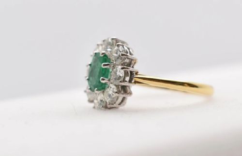 A LARGE VINTAGE ART DECO PERIOD 050 CT EMERALD 2 CT DIAMOND 18 CT GOLD OVAL CLUSTER RING - ADDITIONAL PHOTO 3