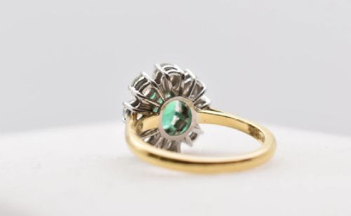 A LARGE VINTAGE ART DECO PERIOD 050 CT EMERALD 2 CT DIAMOND 18 CT GOLD OVAL CLUSTER RING - ADDITIONAL PHOTO 4