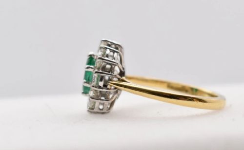 A LARGE VINTAGE ART DECO PERIOD 050 CT EMERALD 2 CT DIAMOND 18 CT GOLD OVAL CLUSTER RING - ADDITIONAL PHOTO 5