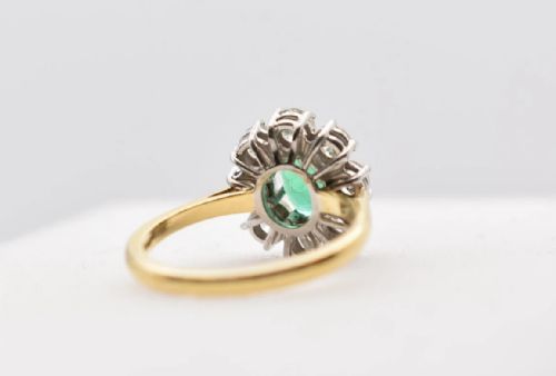 A LARGE VINTAGE ART DECO PERIOD 050 CT EMERALD 2 CT DIAMOND 18 CT GOLD OVAL CLUSTER RING - ADDITIONAL PHOTO 6