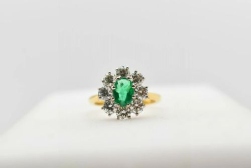 A LARGE VINTAGE ART DECO PERIOD 050 CT EMERALD 2 CT DIAMOND 18 CT GOLD OVAL CLUSTER RING - ADDITIONAL PHOTO 7