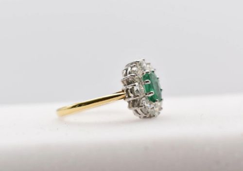 A LARGE VINTAGE ART DECO PERIOD 050 CT EMERALD 2 CT DIAMOND 18 CT GOLD OVAL CLUSTER RING - ADDITIONAL PHOTO 8